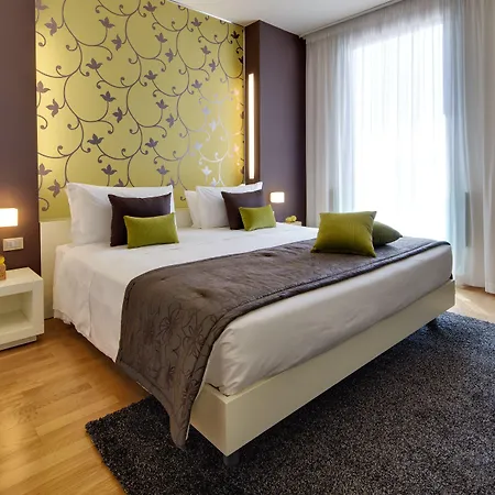 Western Leone Di Messapia & Conference מלון לצ'ה